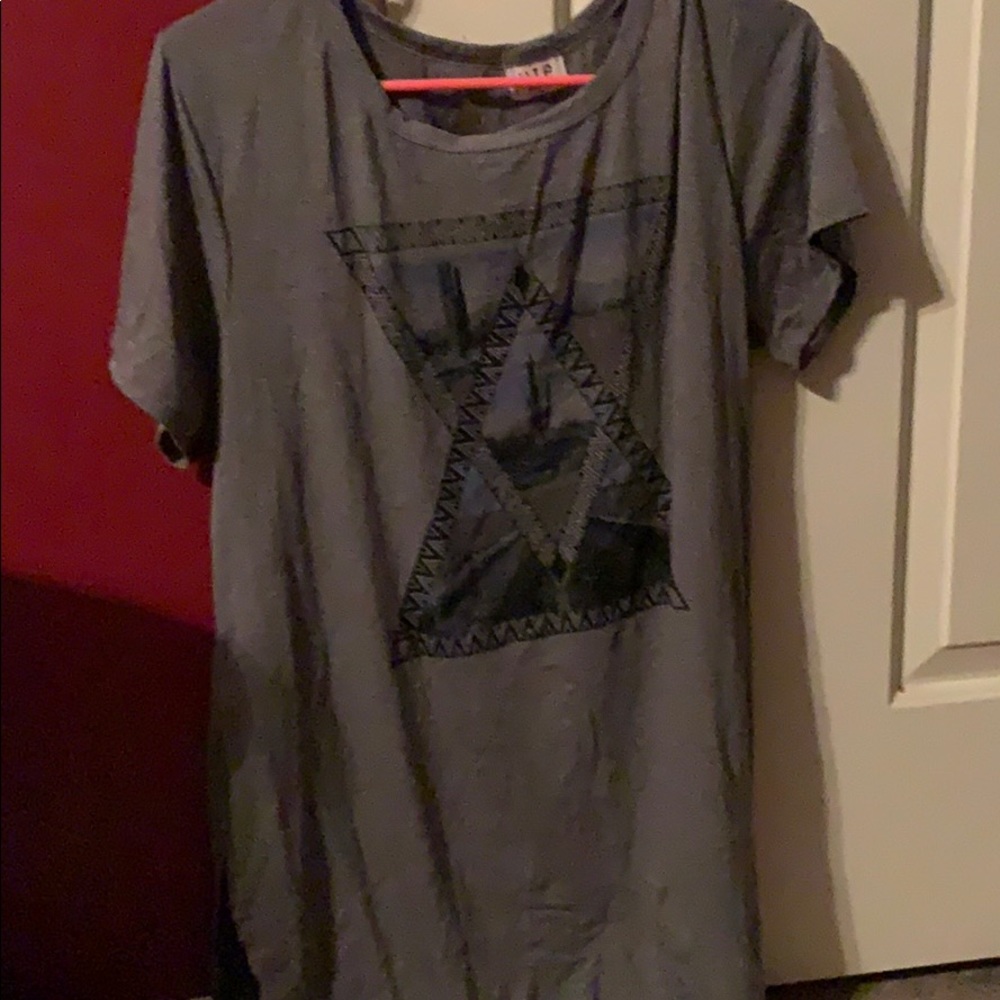 Graphic gray tee